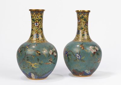 Cina, Coppia di vasi a bottiglia in smalto cloisonné, XIX secolo