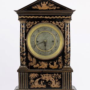 Orologio viennese con cassa in legno e decorazione orientaleggiante. Fine del XIX secolo.