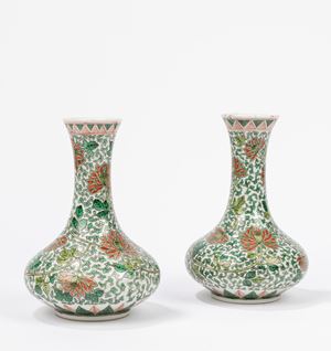 Coppia di vasi a bottiglia in porcellana Famiglia Verde. Cina, secolo XIX