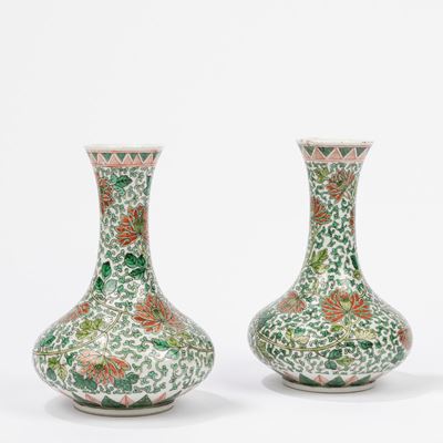 Cina, Coppia di vasi a bottiglia in porcellana Famiglia Verde, secolo XIX
