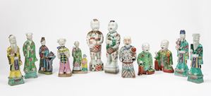 Gruppo di dodici figure in porcellana policroma. Cina, secolo XVIII/XIX