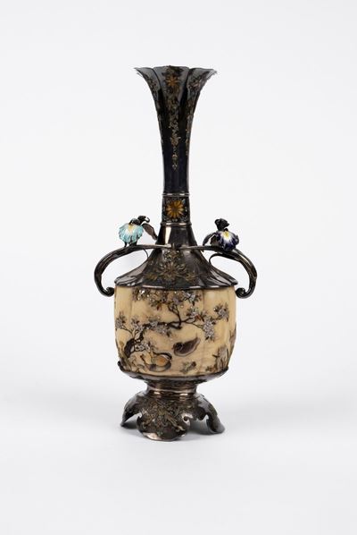 Vaso bianSato Shibayama, Giappone, periodo Meiji, avorio con decorazioni in smalto e madreperla