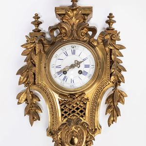 Orologio da parete in bronzo dorato. Francia, fine del XIX secolo