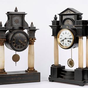 Due orologi da appoggio austrici in legno e alabastro 