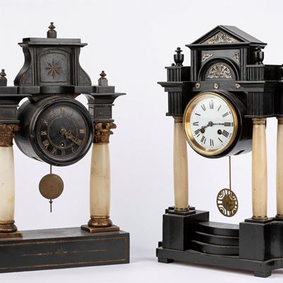 Orologi da appoggio austrici in legno e alabastro, h max 47,5 cm