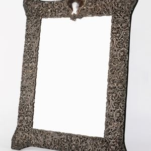 Specchiera in lamina d'argento. Secolo XX