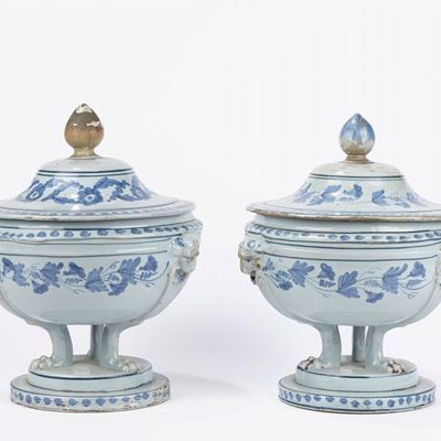 Manifattura napoletana, Coppia di zuppiere in maiolica, inizio secolo XIX (restauri)