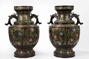 A pair of cloisonné bronze vases. Japan, early 20th c.
