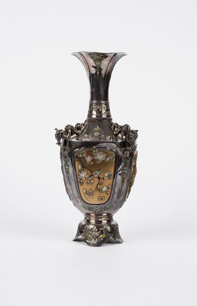 Vaso Shibayama, argento con applicazioni in madreperla e smalto, Giappone, periodo Meiji (1868-19...