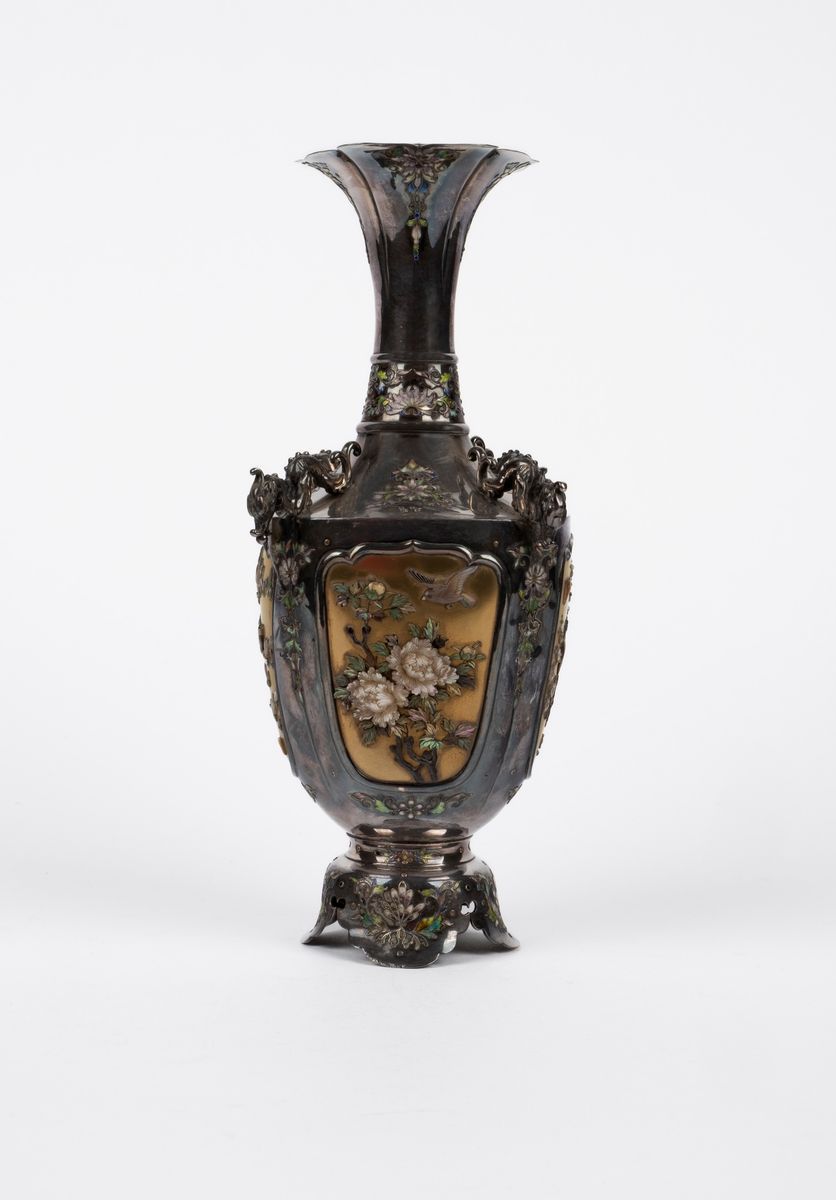 Vaso Shibayama, argento con applicazioni in madreperla e smalto, Giappone, periodo Meiji (1868-19...