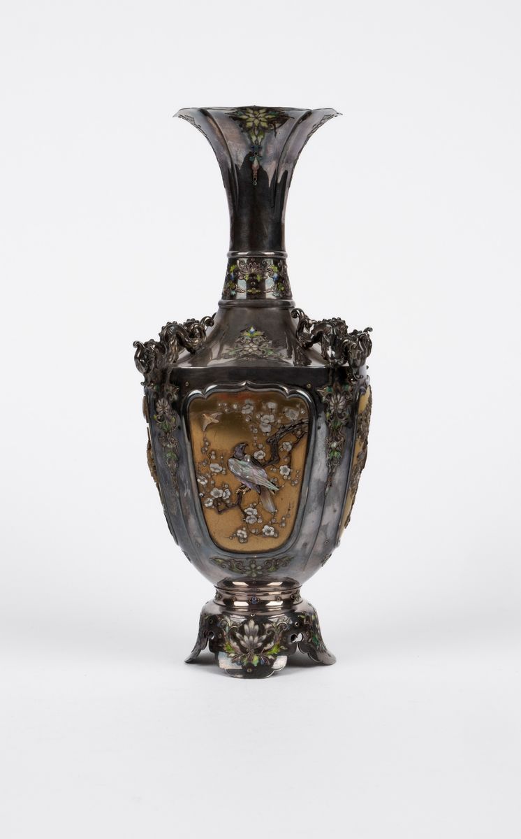 Vaso Shibayama, argento con applicazioni in madreperla e smalto, Giappone, periodo Meiji (1868-19...