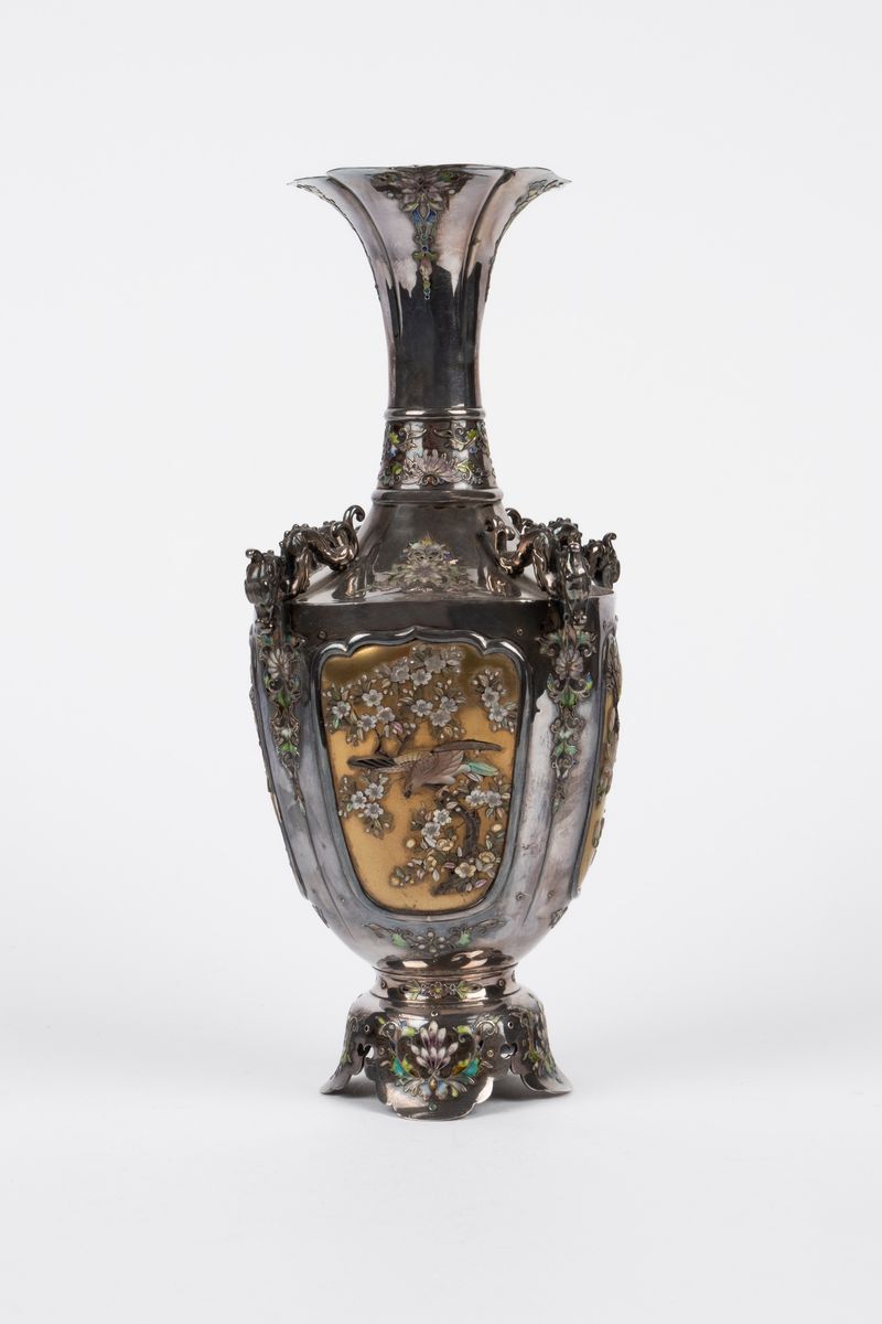 Vaso Shibayama, argento con applicazioni in madreperla e smalto, Giappone, periodo Meiji (1868-19...