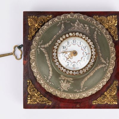 Orologio da capezzale in legno intagliato, metallo dorato e biscuit, Inizi del XX secolo