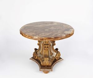 Tavolino con piano circolare in onice, con base ricavata da antico candeliere in legno intagliato e dorato