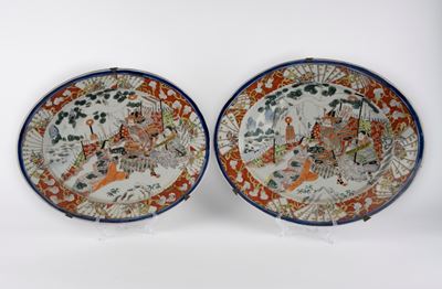 Giappone, Coppia di piatti ovali in porcellana decorati con figure di guerrieri, secolo XIX