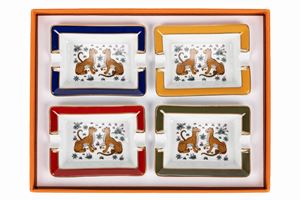 Quattro piccoli portacenere