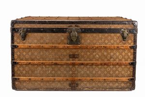 Wooden travel trunk