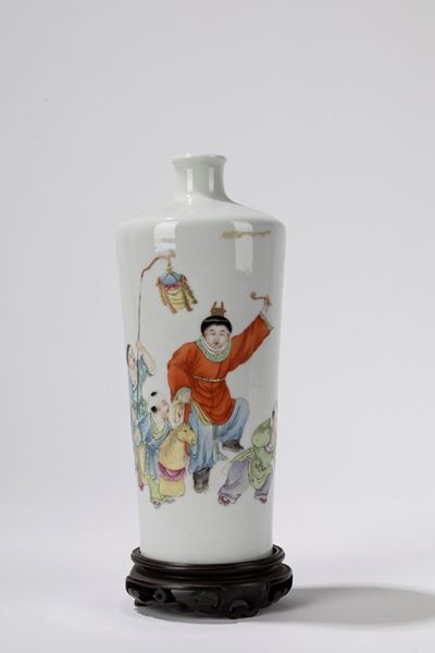 Vasetto in porcellana Famiglia Rosa, Cina, periodo della Repubblica (1912-1949), h 23 cm