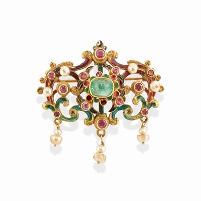 Spilla in oro giallo 18k con smalto, smeraldo e rubini, inizio XX Secolo