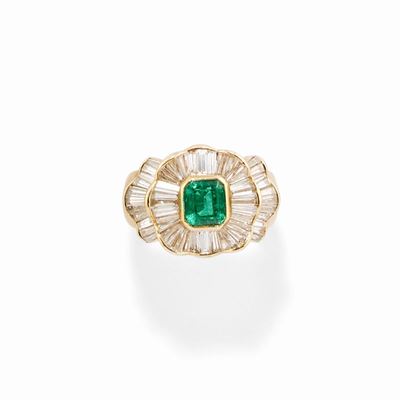Anello con smeraldo taglio rettangolare, oro giallo 18k e diamanti