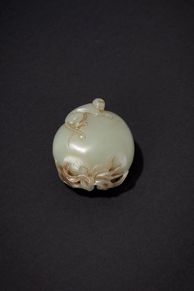 Intaglio in giada, raffigurante una scimmia sopra una pesca, Cina, metà secolo XIX