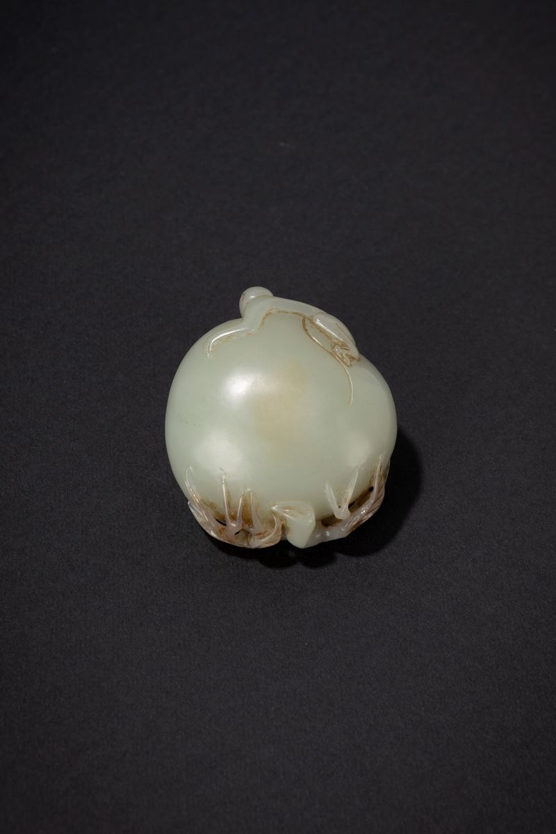 Intaglio in giada, raffigurante una scimmia sopra una pesca, Cina, metà secolo XIX