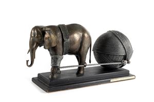 Elefante con gomitolo