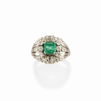 Anello con smeraldo taglio rettangolare in platino, circa 1950