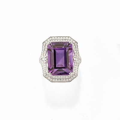 Anello con ametista rettangolare e diamanti, oro bianco 18k