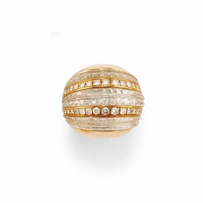 Anello con cristallo di rocca inciso e diamanti, oro giallo 18k