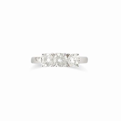 Anello Trilogy in oro bianco 18k con diamanti taglio brillante