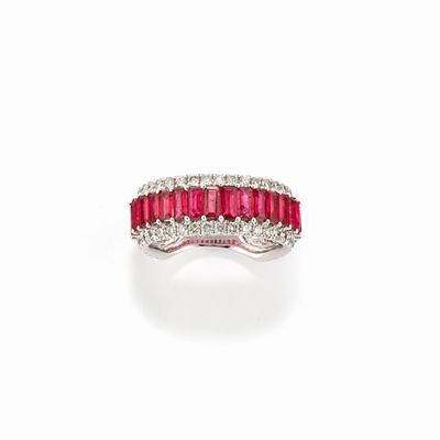 Anello con rubini e diamanti in oro bianco 18K