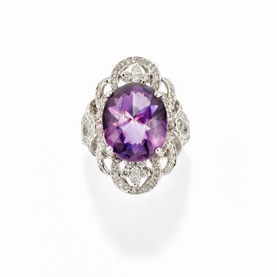 Anello in oro bianco 18k con ametista ovale cabochon e diamanti
