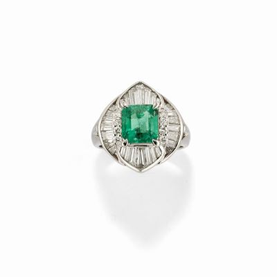 Anello in platino con smeraldo quadrangolare e diamanti