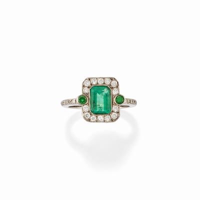 Anello con smeraldo e diamanti in oro bianco 18k