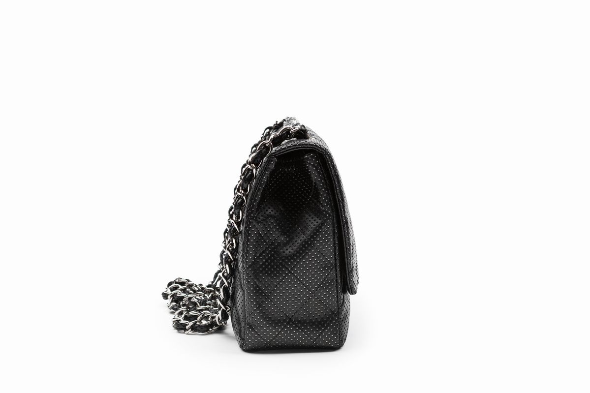 Chanel - Borsa in pelle matelassé traforata nera con tracolla a catena, 2006