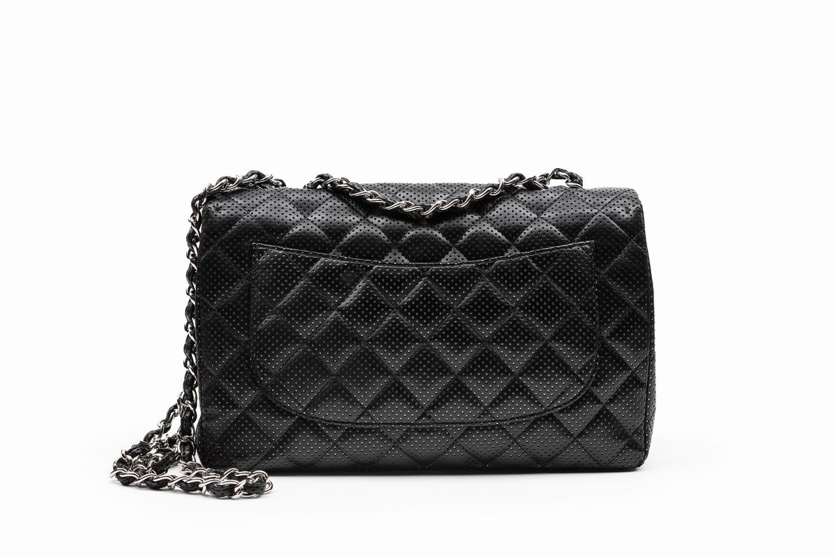 Chanel - Borsa in pelle matelassé traforata nera con tracolla a catena, 2006