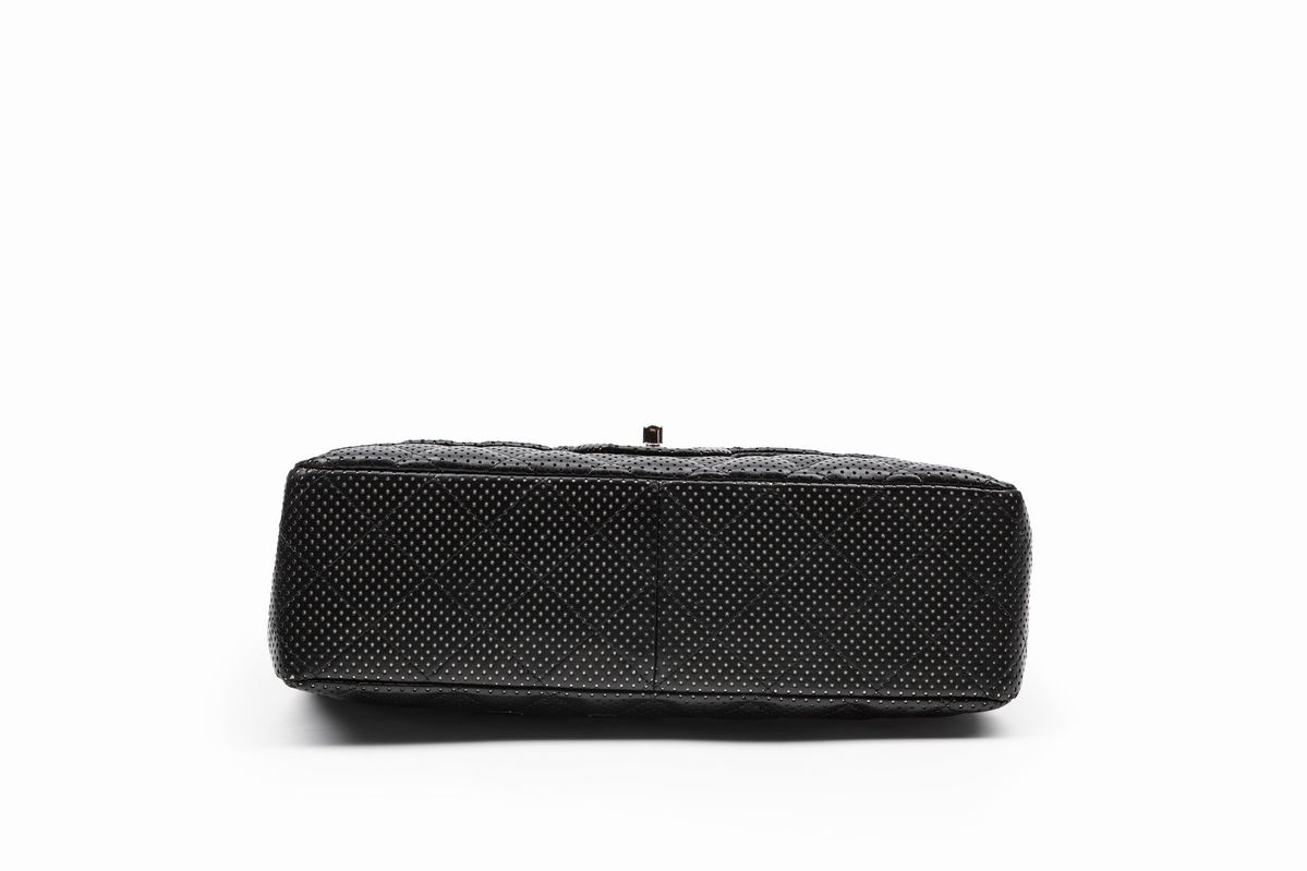 Chanel - Borsa in pelle matelassé traforata nera con tracolla a catena, 2006