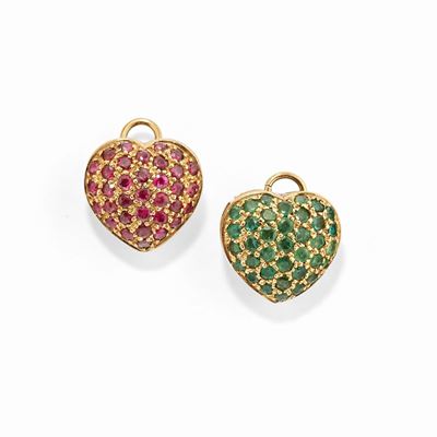 Due pendenti a cuore in oro giallo 18k con rubini e smeraldi