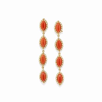 Orecchini pendenti in oro giallo 18k con corallo e diamanti