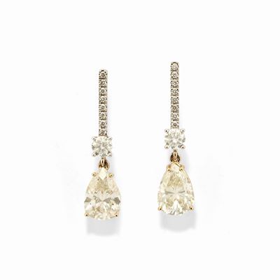Orecchini pendenti in oro bicolore 18k con diamanti taglio goccia