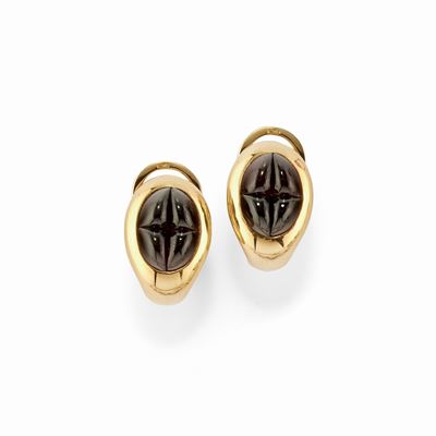 Orecchini in oro giallo 18k con granati cabochon