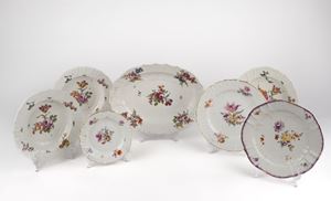 Lotto composto da tre piatti fondi in porcellana di Vienna con decoro floreale e un vassoio ovale, due piatti in porcellana di Berlino a decoro floreale e un piatto in porcellana di Sassonia. Secolo XVIII/XIX