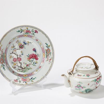 Compagnia delle Indie, Piattino in ceramica e Famiglia Rosa, Teiera decorativa