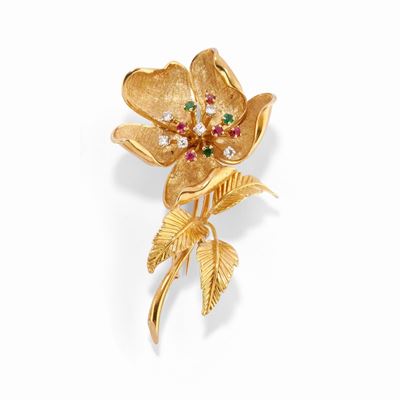 Spilla a fiore in oro giallo 18k con rubini, smeraldi e diamanti