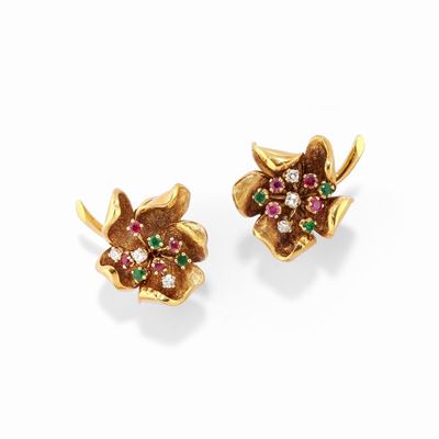 Orecchini a fiore in oro giallo 18k con rubini, smeraldi e diamanti