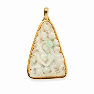 Pendente in oro giallo 18k con giadeite traforata