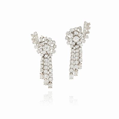 Orecchini pendenti in oro bianco 18k con diamanti taglio brillante, baguette e navette