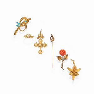 A 18k yellow gold, turquoise, coral and micropearl lot of six jewels