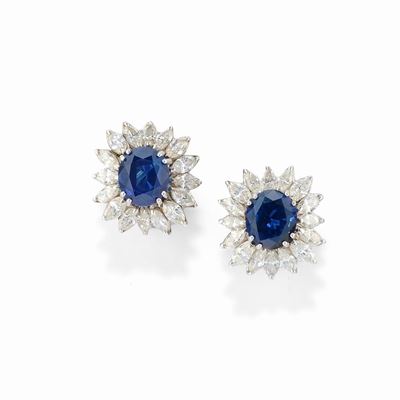 Orecchini in oro bianco 18k con zaffiri e diamanti